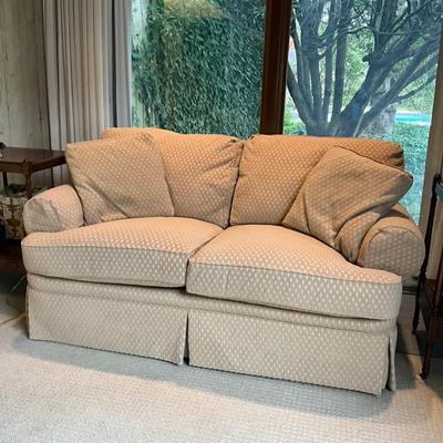 MB655 Wesley Hall Upholstered Loveseat