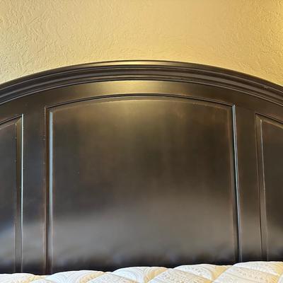 CLEAN, BEAUTIFUL KING SIZE BED W/DURANGO DENVER MATTRESS SET