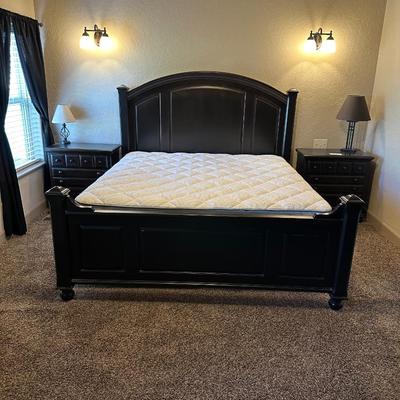 CLEAN, BEAUTIFUL KING SIZE BED W/DURANGO DENVER MATTRESS SET