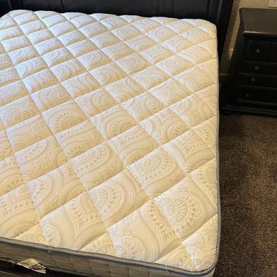CLEAN, BEAUTIFUL KING SIZE BED W/DURANGO DENVER MATTRESS SET