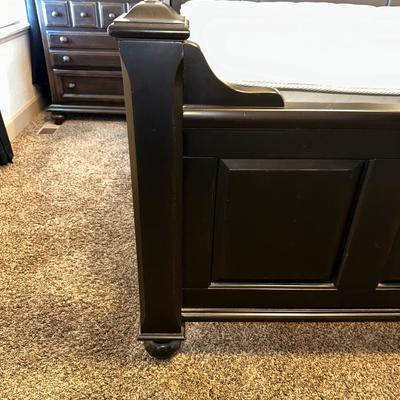 CLEAN, BEAUTIFUL KING SIZE BED W/DURANGO DENVER MATTRESS SET