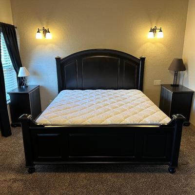CLEAN, BEAUTIFUL KING SIZE BED W/DURANGO DENVER MATTRESS SET