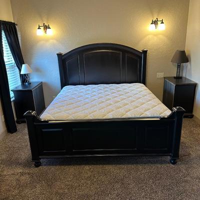 CLEAN, BEAUTIFUL KING SIZE BED W/DURANGO DENVER MATTRESS SET