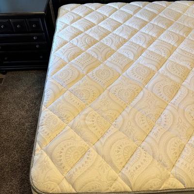 CLEAN, BEAUTIFUL KING SIZE BED W/DURANGO DENVER MATTRESS SET