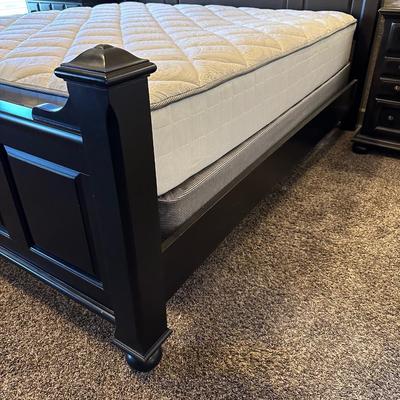 CLEAN, BEAUTIFUL KING SIZE BED W/DURANGO DENVER MATTRESS SET