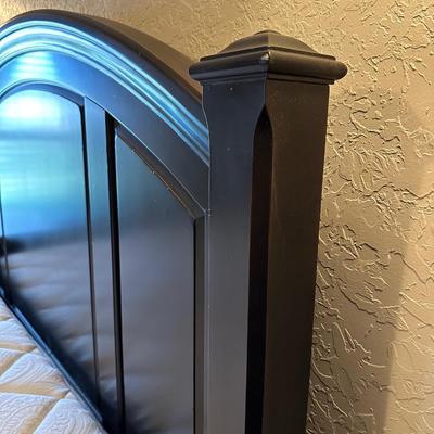 CLEAN, BEAUTIFUL KING SIZE BED W/DURANGO DENVER MATTRESS SET