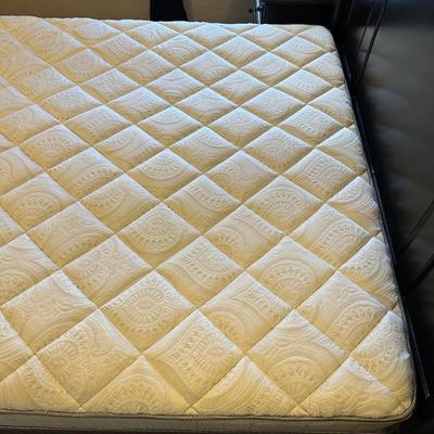 CLEAN, BEAUTIFUL KING SIZE BED W/DURANGO DENVER MATTRESS SET
