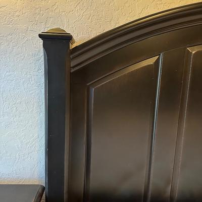 CLEAN, BEAUTIFUL KING SIZE BED W/DURANGO DENVER MATTRESS SET