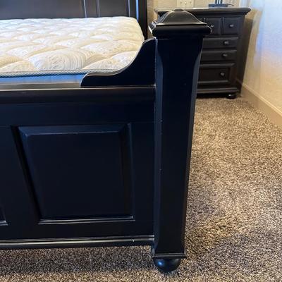 CLEAN, BEAUTIFUL KING SIZE BED W/DURANGO DENVER MATTRESS SET
