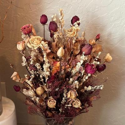 IRON FLOOR CANDLE HOLDER WITH DRIED FLOWERS AND FOLIAGE