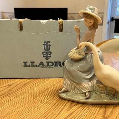 Lladro Collectible Figurine #5034- Retired. 9.75"H x 7.75"W. Includes Original Box.