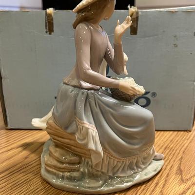 Lladro Collectible Figurine #5034- Retired. 9.75"H x 7.75"W. Includes Original Box.