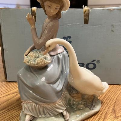 Lladro Collectible Figurine #5034- Retired. 9.75"H x 7.75"W. Includes Original Box.