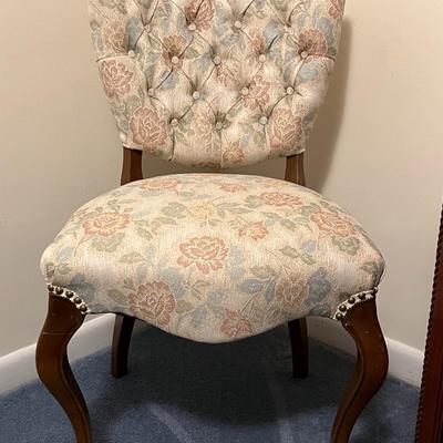 Victorian Tufted Upholstered Sitting Chair