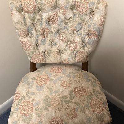 Victorian Tufted Upholstered Sitting Chair
