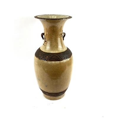 D689 Chinese 19C Vase in Nanking Porcelain Decorated Vase