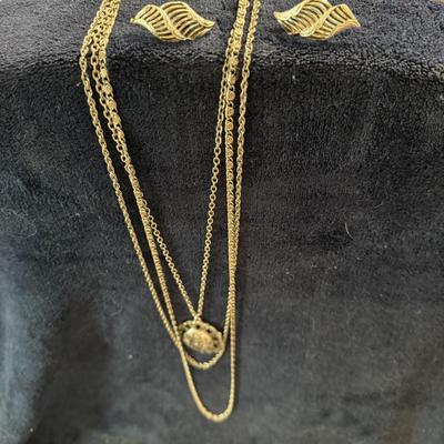 Locket & pair of clip earrings