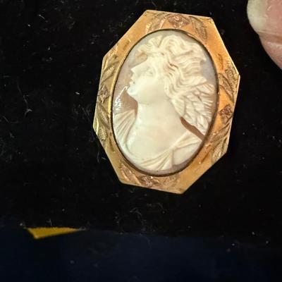 Cameo broach