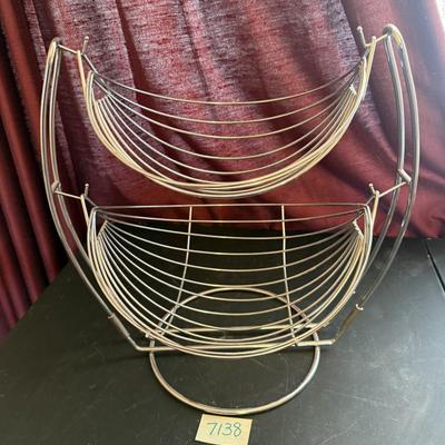 Swinging fruit baskets