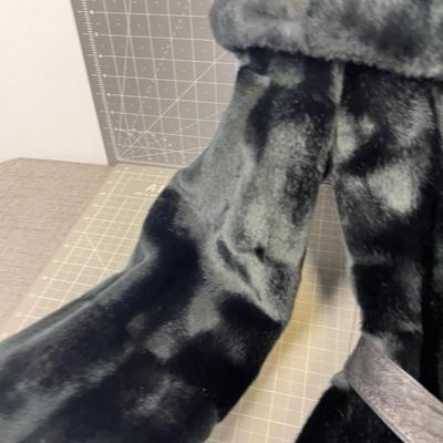 TAHARI Women's BLACK Faux Fur with Belt. CUTE!! 