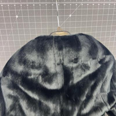 TAHARI Women's BLACK Faux Fur with Belt. CUTE!! 
