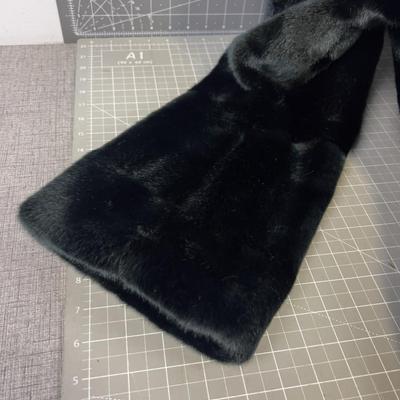 TAHARI Women's BLACK Faux Fur with Belt. CUTE!! 