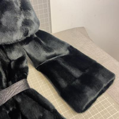 TAHARI Women's BLACK Faux Fur with Belt. CUTE!! 