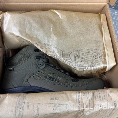 Men's KEEN Reno's Brand NEW in the Box OLIVE Color Size 10-1/2