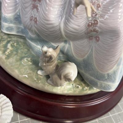 LLADRO No. 1492 (3) Girls with Umbrella WOW!!! This is Lovely 