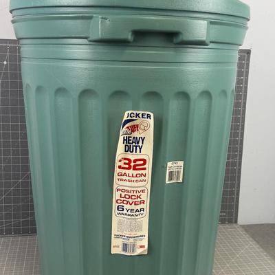 CLEAN Green 32 Gallon Trash Can