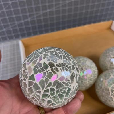 Balls ( Not Hanging) White Mosaic White