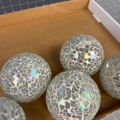 Balls ( Not Hanging) White Mosaic White