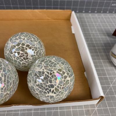 Balls ( Not Hanging) White Mosaic White