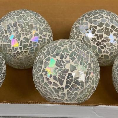 Balls ( Not Hanging) White Mosaic White