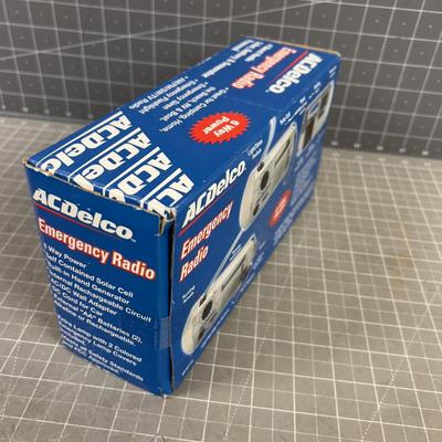 A C DELCO Emergency Radio