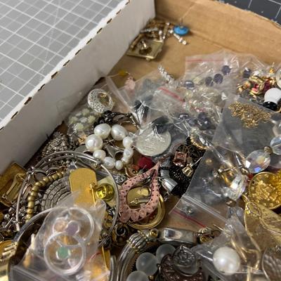 Tray of Costume Jewelry- Mostly Earrings and Pins
