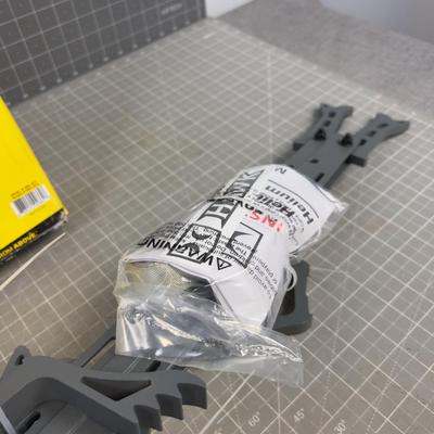 (2) HELIUM HAWK Climbing Sticks