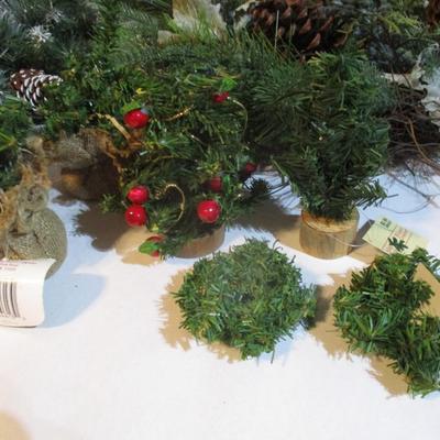 Holiday Wreaths & Table Decor Lot 84