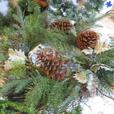 Holiday Wreaths & Table Decor Lot 84