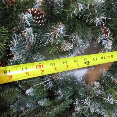 Holiday Wreaths & Table Decor Lot 84