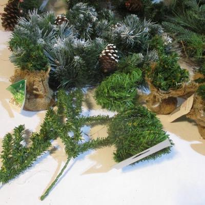 Holiday Wreaths & Table Decor Lot 84
