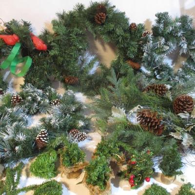 Holiday Wreaths & Table Decor Lot 84