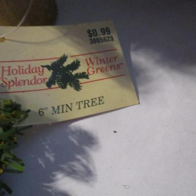 Holiday Wreaths & Table Decor Lot 84