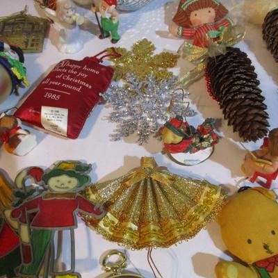 Holiday Wreaths & Christmas Tree Ornaments Lot 85