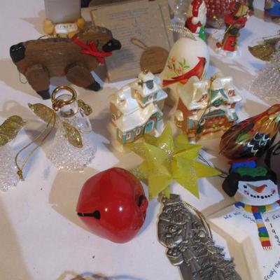 Holiday Wreaths & Christmas Tree Ornaments Lot 85