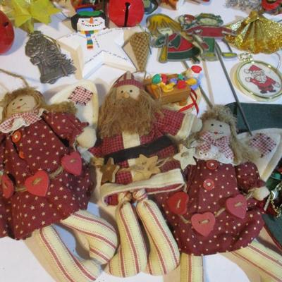 Holiday Wreaths & Christmas Tree Ornaments Lot 85