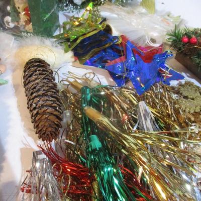 Holiday Wreaths & Christmas Tree Ornaments Lot 85