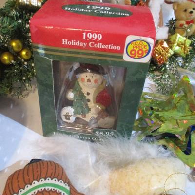 Holiday Wreaths & Christmas Tree Ornaments Lot 85