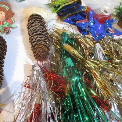 Holiday Wreaths & Christmas Tree Ornaments Lot 85