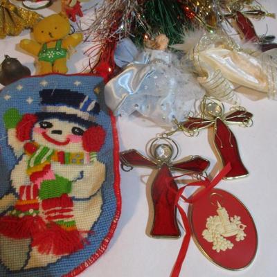 Holiday Wreaths & Christmas Tree Ornaments Lot 85